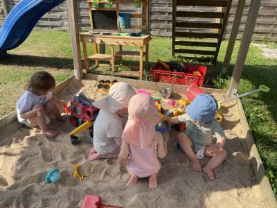 Im Sandkasten spielen